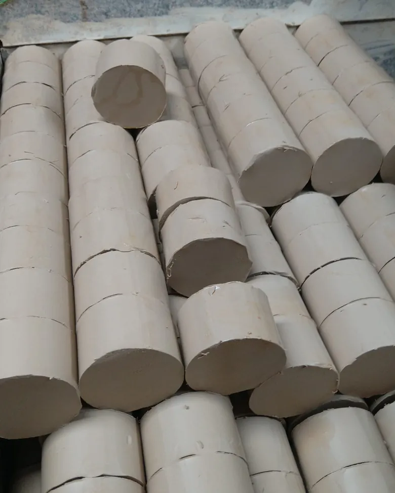 Rohe Ton-Zylinder in der Manufaktur