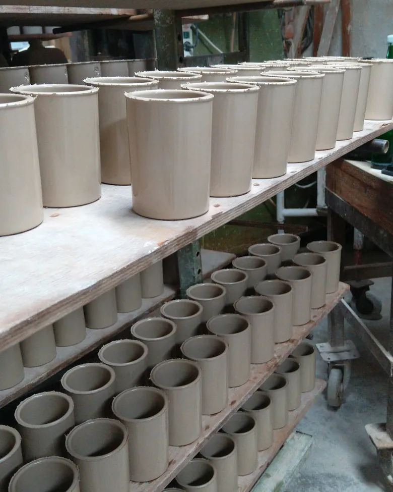 Geformte Spice Pots trocknen auf Holzregalen